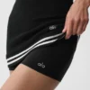 2" Alo Softsculpt Mid-Rise Short – svart