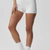 2" Alo Softsculpt shorts med middels høy midje – hvit