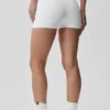 2" Alo Softsculpt shorts med middels høy midje – hvit