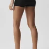 3" Alo Softsculpt lavt sittende shorts med nedbrett – svart