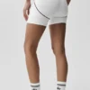 4" High-Waist Airbrush-shorts med hjerte-mønster – hvit/svart