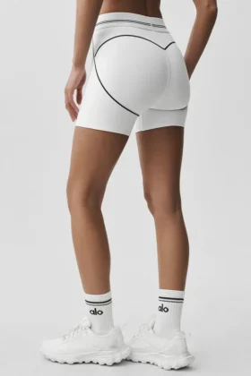 4″ High-Waist Airbrush-shorts med hjerte-mønster – hvit/svart