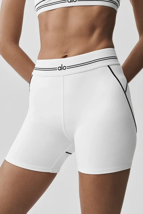 4" High-Waist Airbrush-shorts med hjerte-mønster – hvit/svart