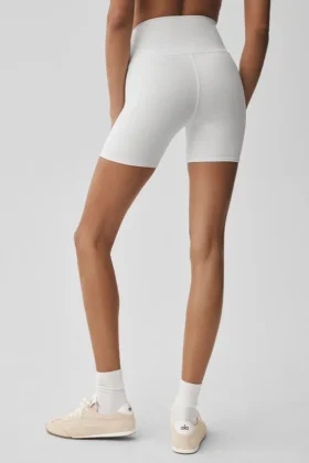 5″ Airbrush-High-Waist Biker Shorts – hvit