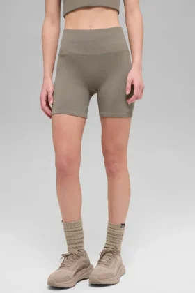5″ sømløse ribbede Favorite-Shorts – lys kakao