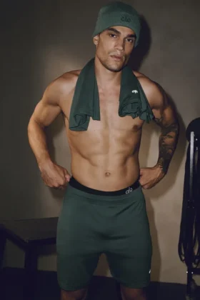 7" Conquer React Performance Shorts – Clover Green