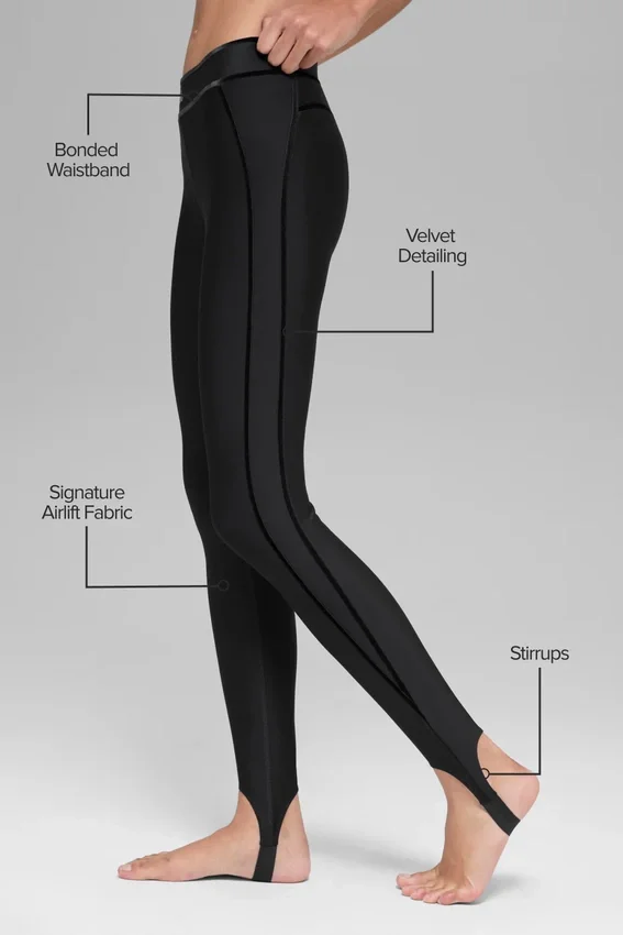 Airlift High-Waist Love Language Stirrup Legging – svart
