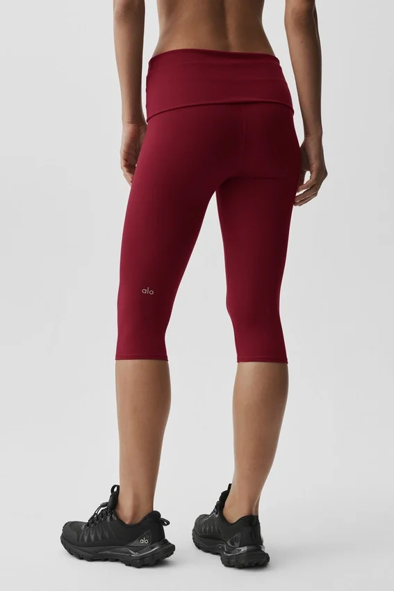 Alo Softsculpt lavt sittende capribukser med brettet linning – Summer Romance Red