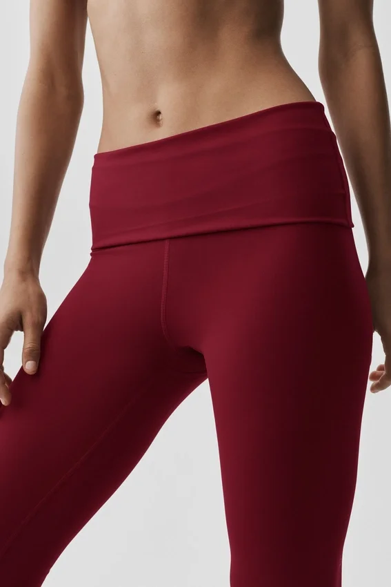 Alo Softsculpt lavt sittende capribukser med brettet linning – Summer Romance Red