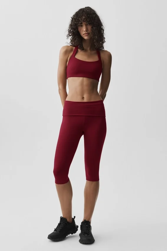 Alo Softsculpt lavt sittende capribukser med brettet linning – Summer Romance Red