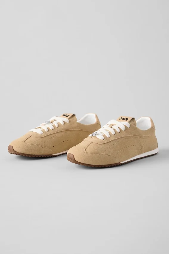 Alo Sunset Sneakers + Jisoo – Caramel Cream