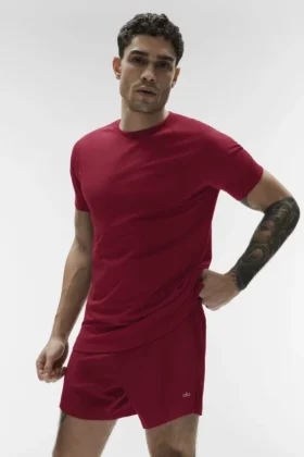 Alo Vapor T-shorts med rund hals og korte ermer – Garnet
