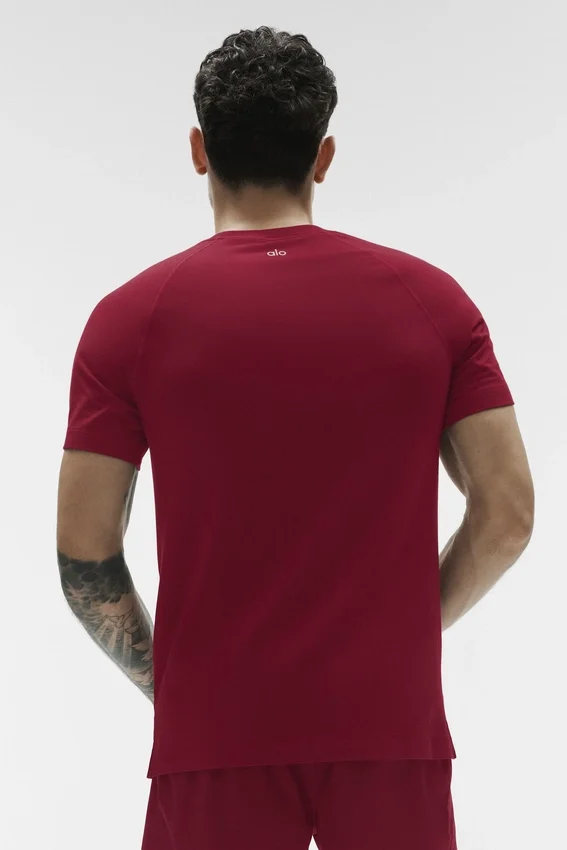Alo Vapor T-shorts med rund hals og korte ermer – Garnet