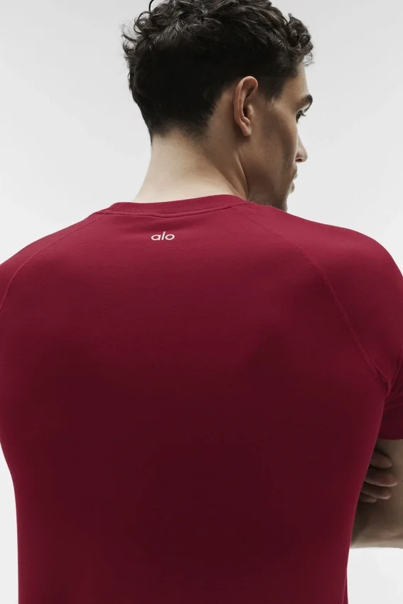 Alo Vapor T-shorts med rund hals og korte ermer – Garnet