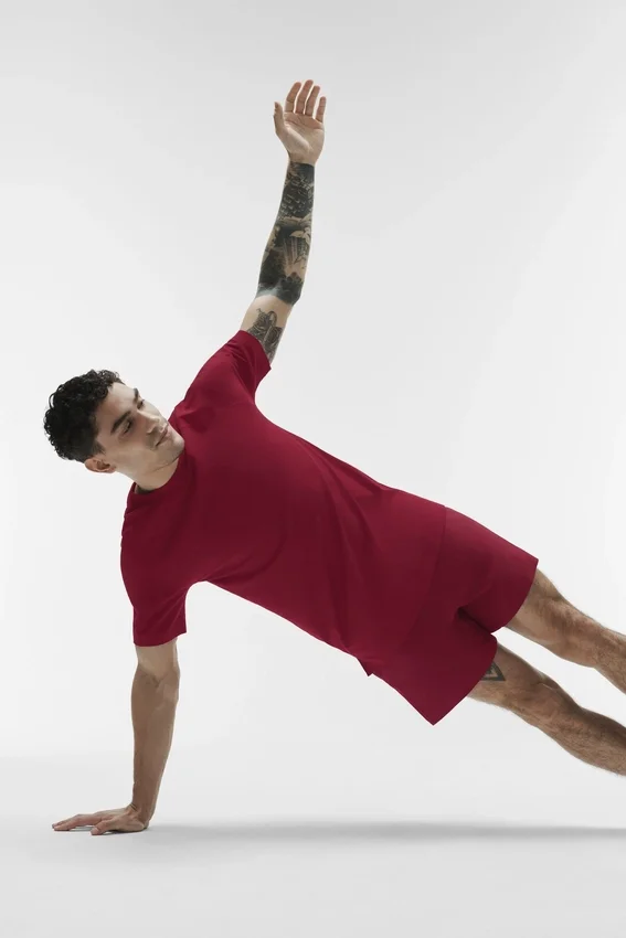 Alo Vapor T-shorts med rund hals og korte ermer – Garnet