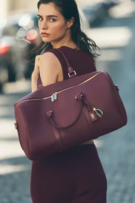 Alo Voyage Duffelbagger – Bordeaux-lær