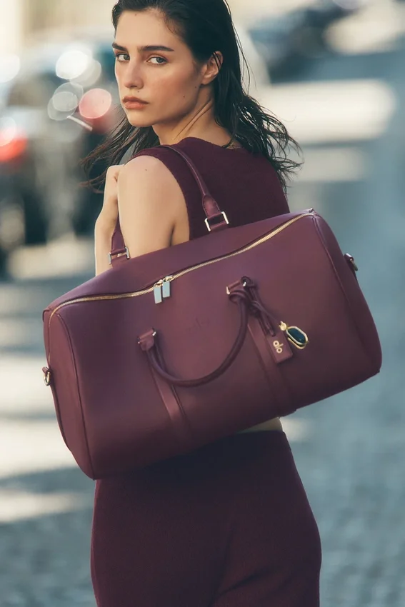 Alo Voyage Duffelbagger – Bordeaux-lær