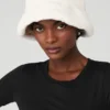 Bucket-hatt i imitert pels – Ivory