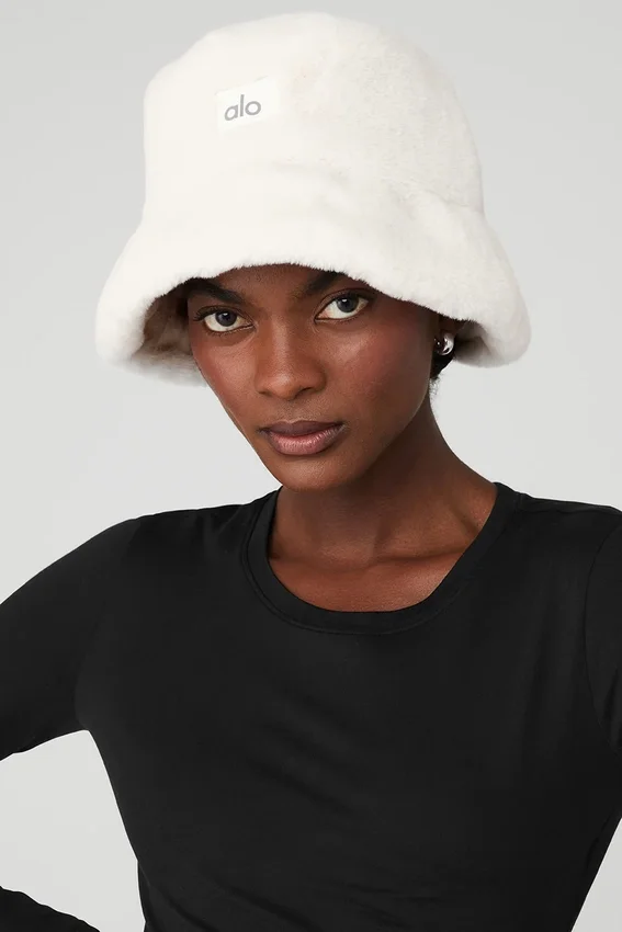 Bucket-hatt i imitert pels – Ivory