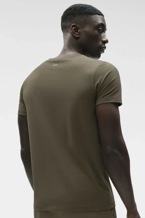 Conquer Reform T-skjorte med rund hals og korte ermer – Olive Tree