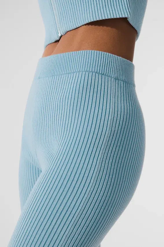 Denimstrikkede High-Waist-bukser med utvidet ben – himmelblå/mørk himmelblå