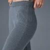 Denimstrikkede High-Waist-bukser med utvidet ben – stålgrå/antracitt