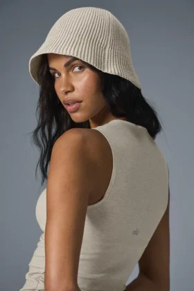Denimstrikket cloche – elfenben/havremelk
