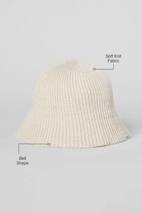 Denimstrikket cloche – elfenben/havremelk