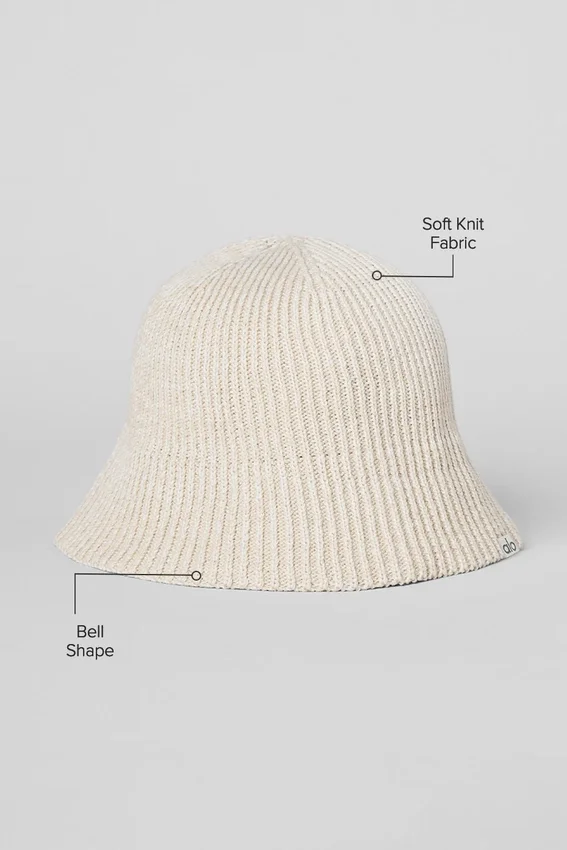 Denimstrikket cloche – elfenben/havremelk