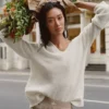 Genser i ull og kashmir fra New Class med V-hals og oversized passform – Ivory