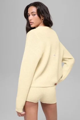 Genser i ull og kashmir med ribbestrikk og rund hals – Candlelight Yellow
