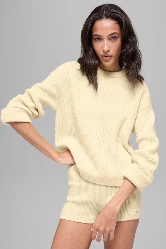Genser i ull og kashmir med ribbestrikk og rund hals – Candlelight Yellow