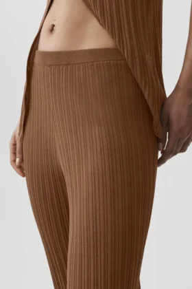 Genserstrikkede High-Waist bukser med rette ben – «Sunlit» – solkysset brun