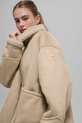 Grand-jakke i imitert saueskinn – Woodland Tan