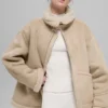Grand-jakke i imitert saueskinn – Woodland Tan