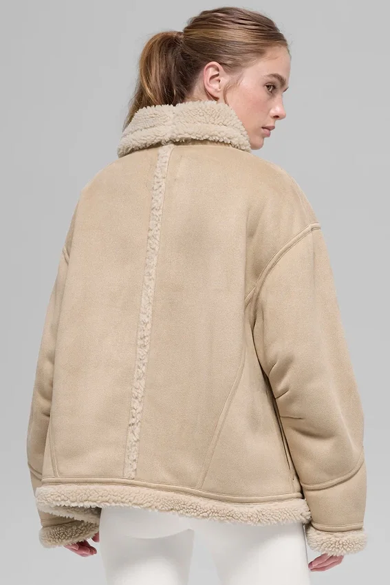 Grand-jakke i imitert saueskinn – Woodland Tan