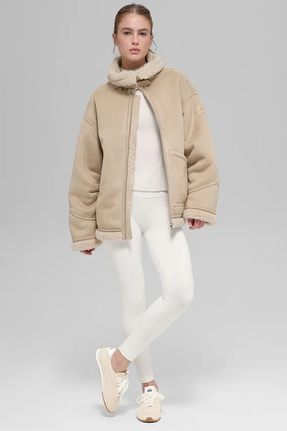 Grand-jakke i imitert saueskinn – Woodland Tan