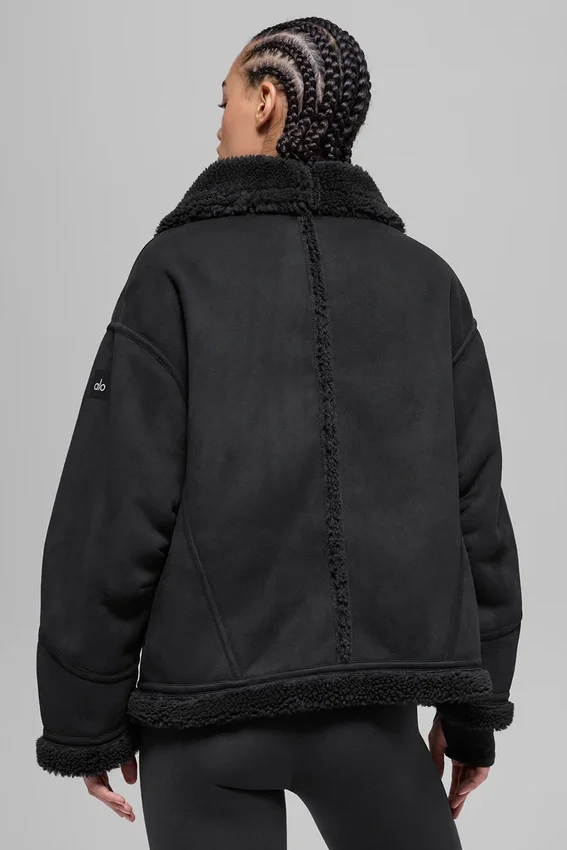Grand-jakke i imitert shearling – svart