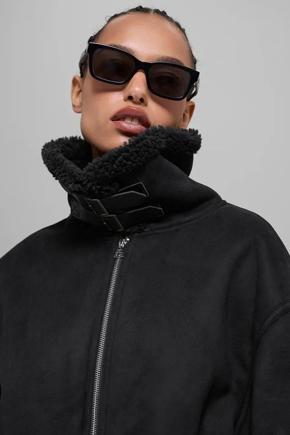 Grand-jakke i imitert shearling – svart