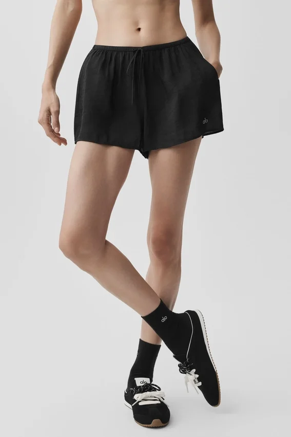 Halvgjennomsiktig Golden Hour-shorts med middels høy midje – svart