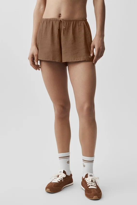 Halvgjennomsiktige Golden Hour-shorts med middels høy midje – solkysset brun