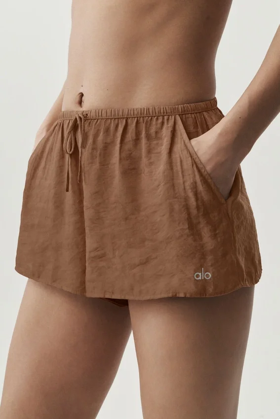 Halvgjennomsiktige Golden Hour-shorts med middels høy midje – solkysset brun