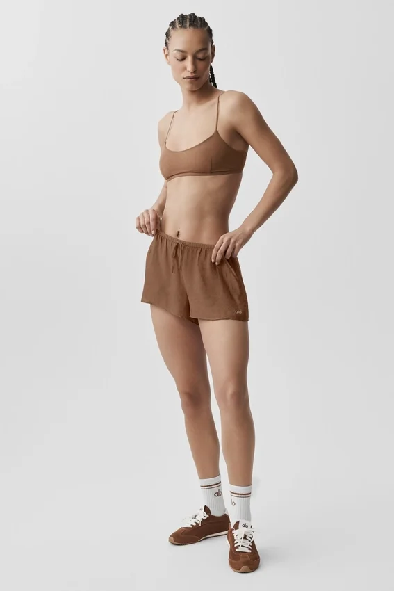 Halvgjennomsiktige Golden Hour-shorts med middels høy midje – solkysset brun