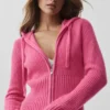 Hettegenser i ull og kashmir med ribbestrikk og full glidelås – Paradise Pink