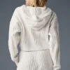 Hettegenser «Winter Bliss» med kabelstrikk – elfenben