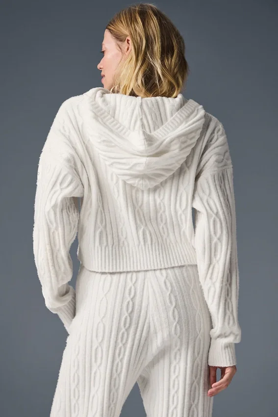 Hettegenser «Winter Bliss» med kabelstrikk – elfenben