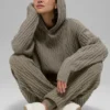 Hettegenser «Winter Bliss» med kabelstrikk – lys kakao