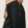High-Waist-bukser i silke-blanding – svart