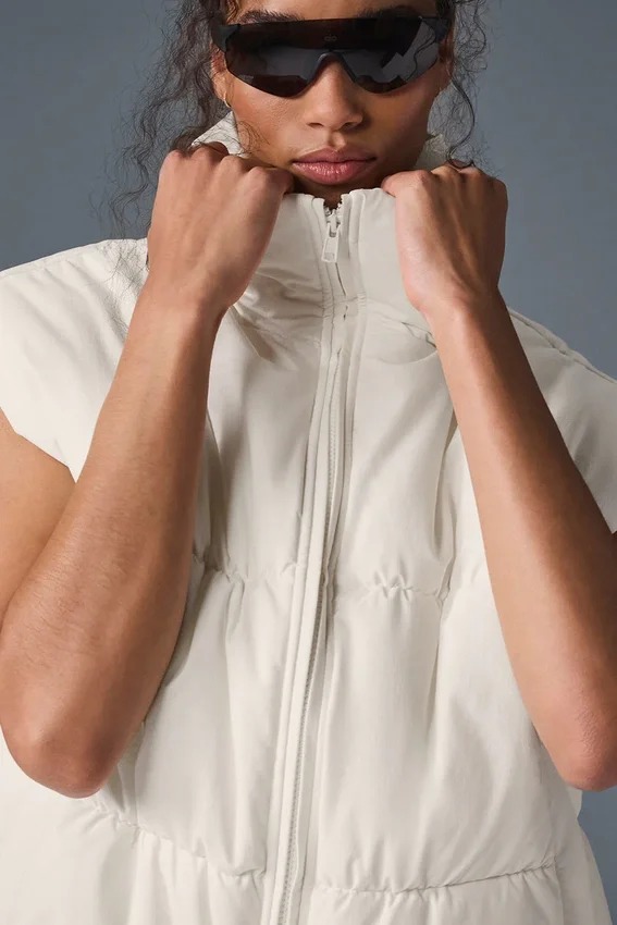 Incline puffervest – elfenben