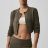 Kort cardigan i ull og kashmir fra New Class – Olive Tree